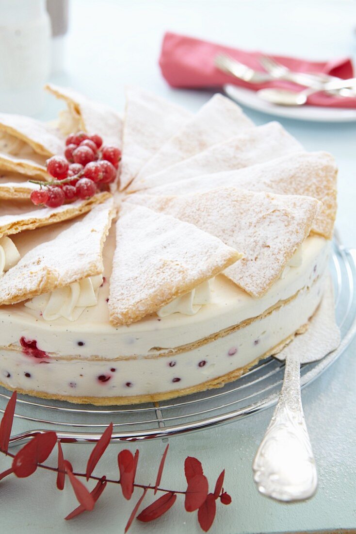 Redcurrant layer cake with puff pastry triangles