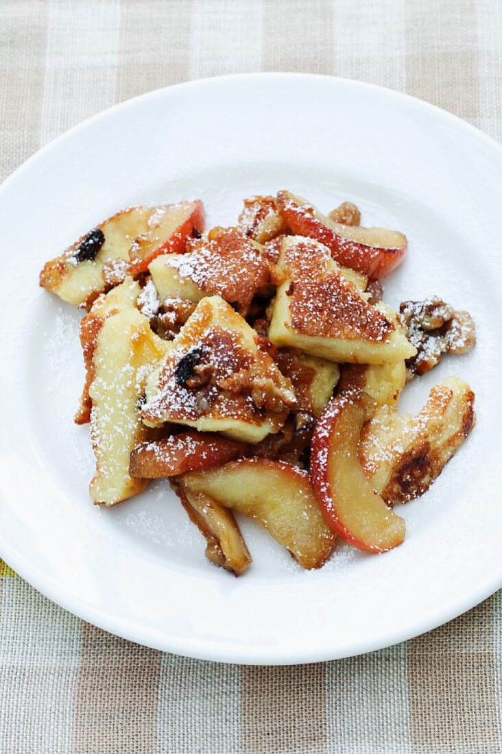 Kaiserschmarren mit Äpfeln & Walnüssen