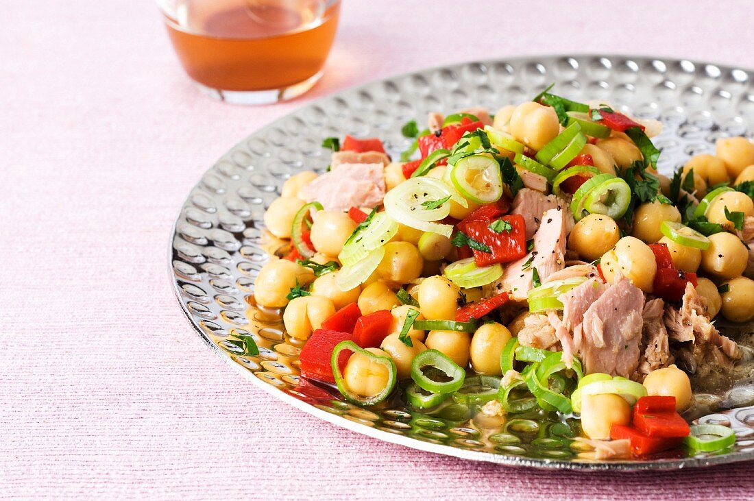 Tuna salad with chickpeas and peppers