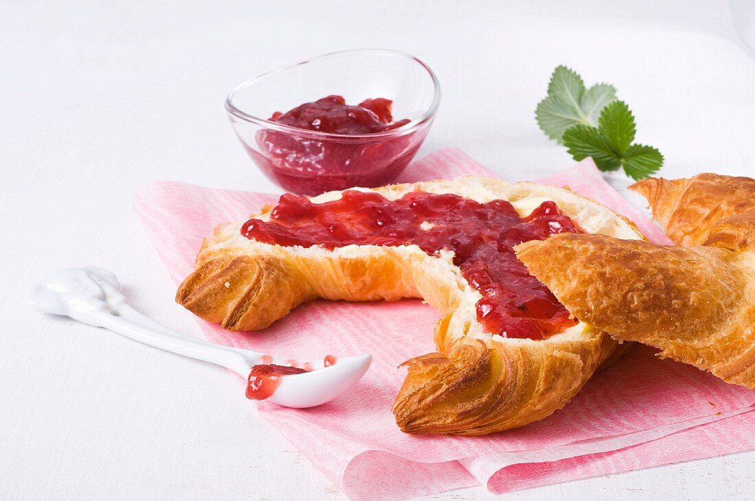 Croissant mit Erdbeermarmelade