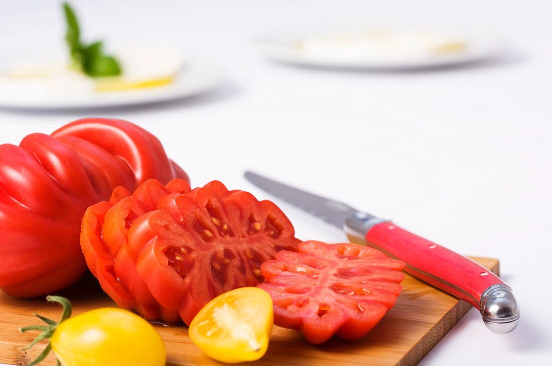 Geschnittene Tomaten auf Schneidebrett