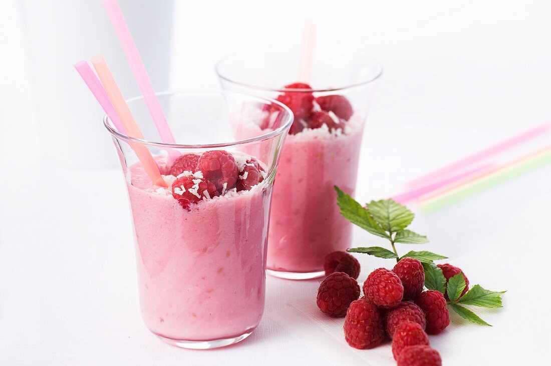 Raspberry shake with grated coconut