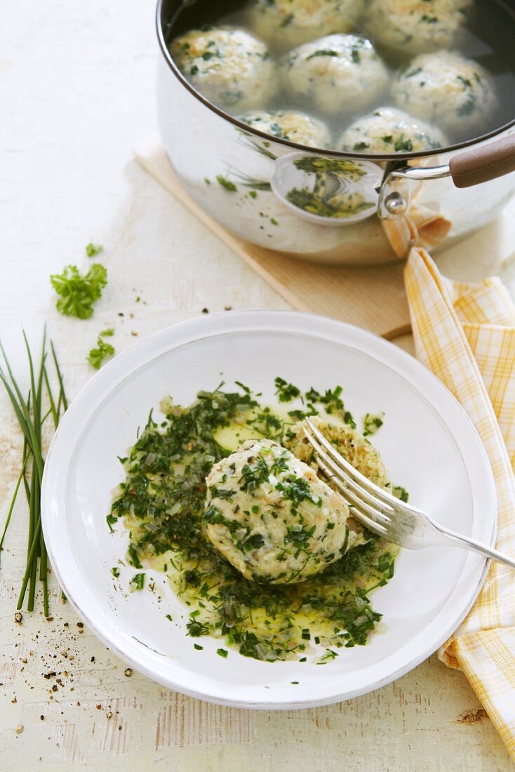 Semmelknödel mit Gemüse und Kräutern