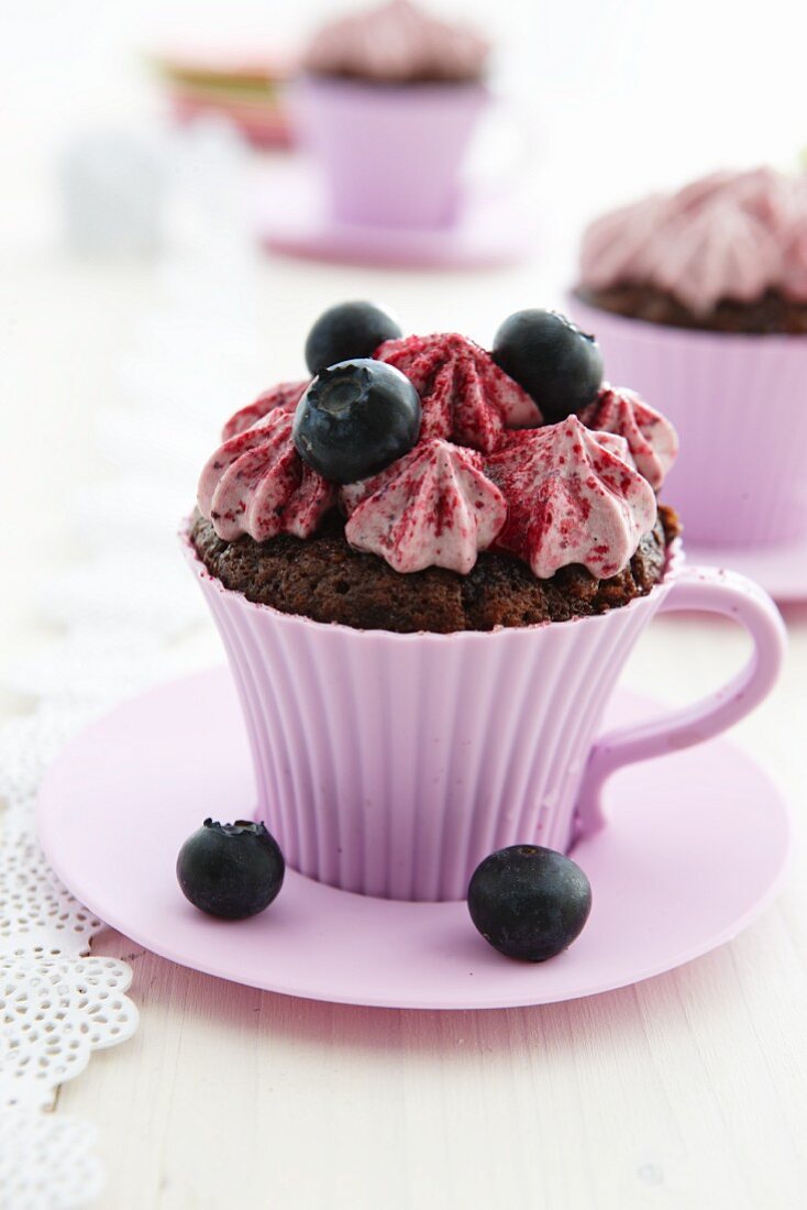 Heidelbeer-Cupcake in einer Tasse