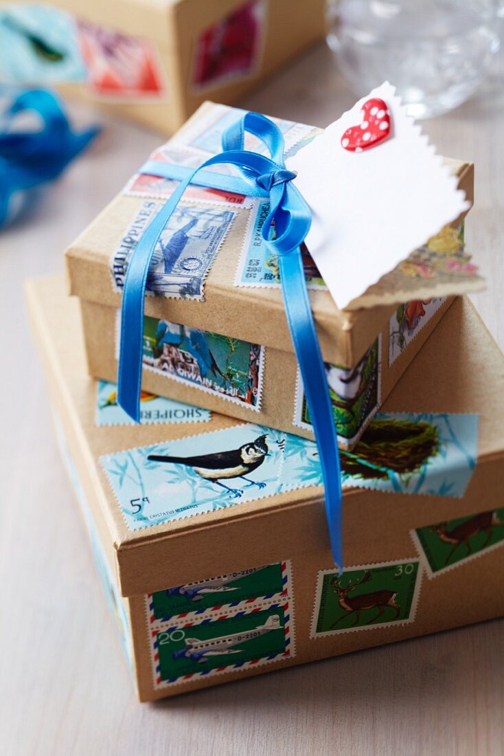 Geschenkboxen mit Briefmarken verziert
