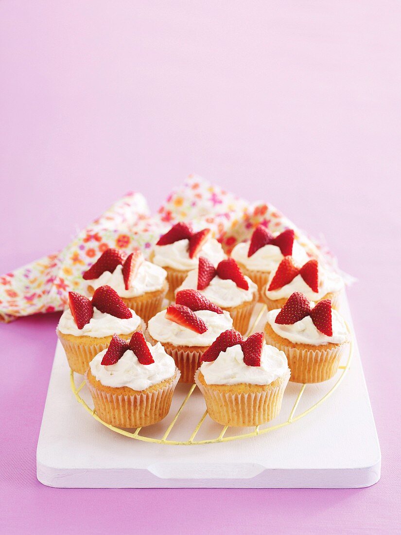 Cupcakes with cream and strawberries