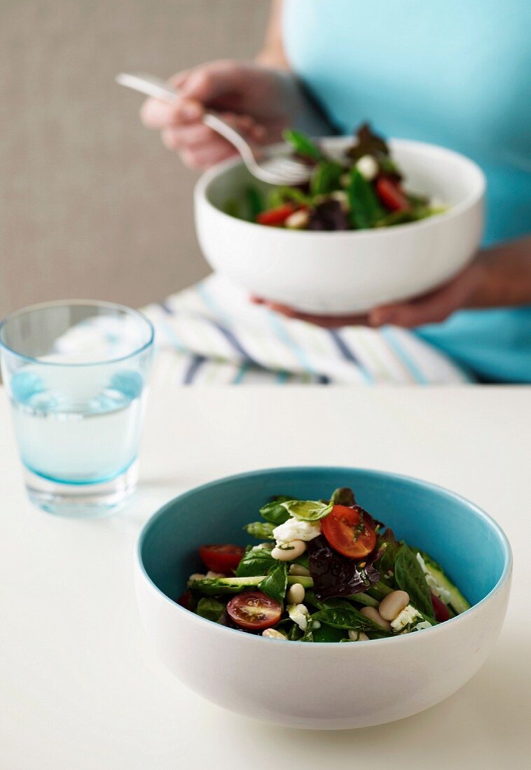 Gemischter Salat mit Bohnen, Spinat und Feta im Schälchen