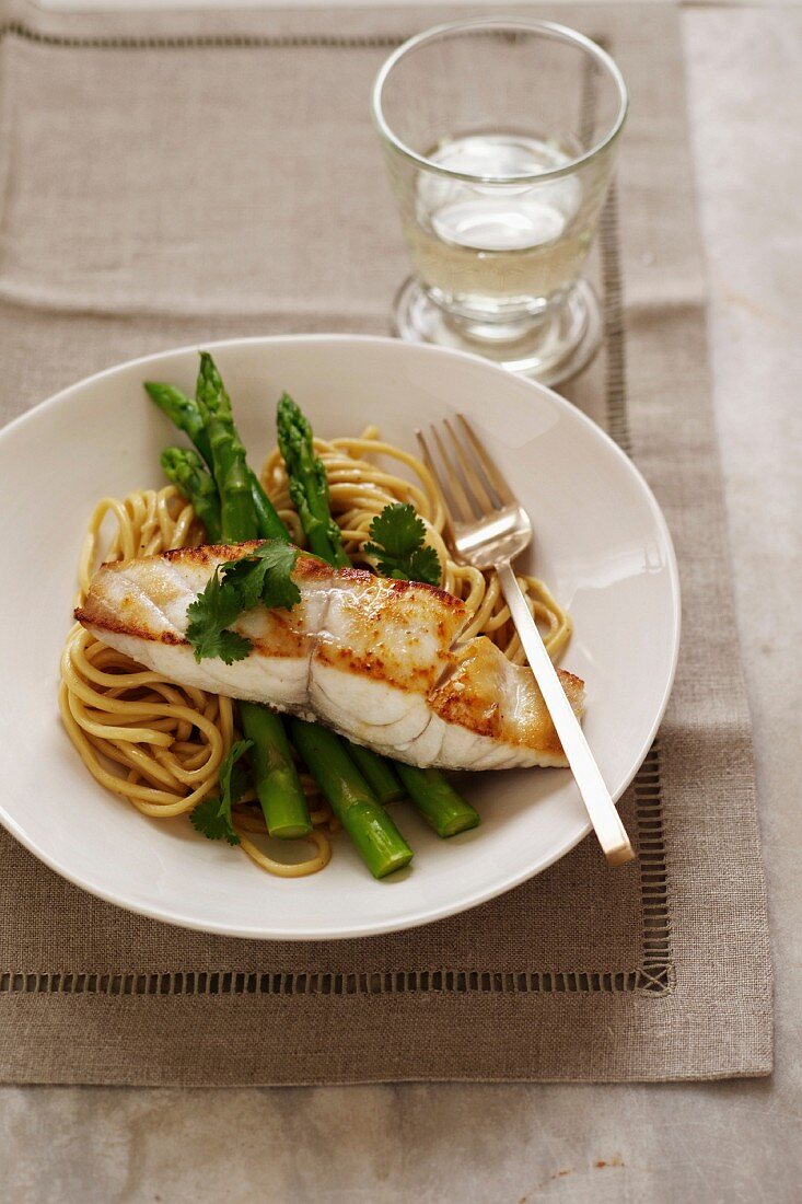 Linguini mit grünem Spargel und gegrilltem Fisch