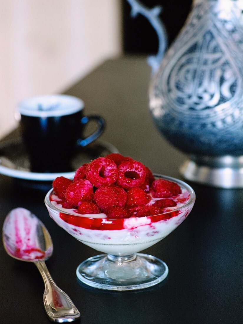 Eiscreme mit Himbeeren, Rosenwasser und Grappa-Consomme