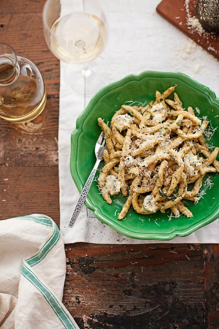 Pasta with walnuts and blue cheese