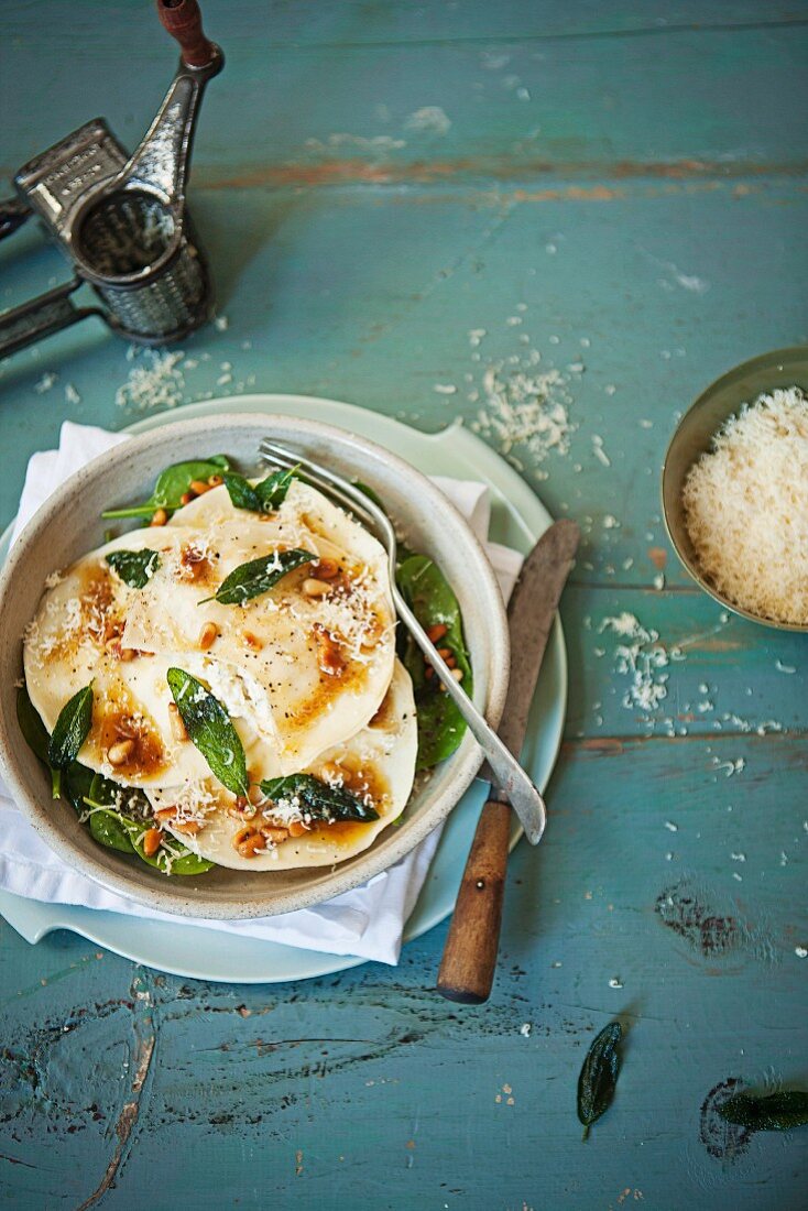 Dreierlei-Käse-Ravioli mit Haselnussbutter