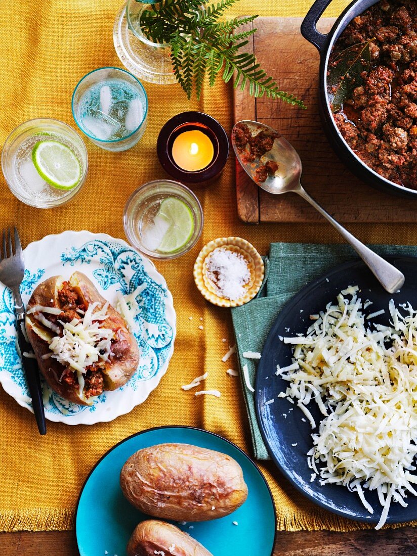 Überbackene Kartoffeln mit Bolognese und Käse