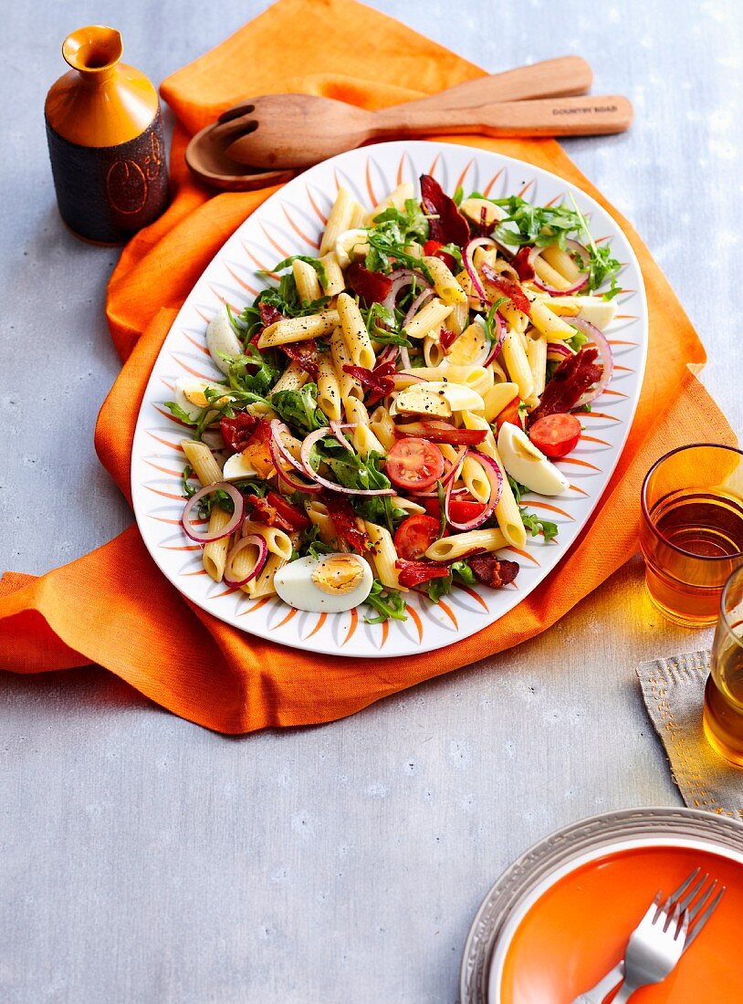 Pasta salad with tomato, rocket and egg