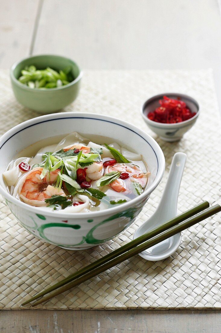 Nudelsuppe mit Garnelen, Vietnam