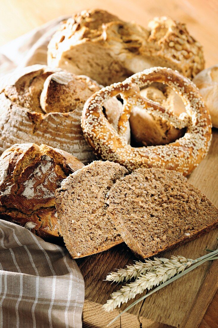 Verschiedene Vollwertbrote, Brötchen und eine Brezel