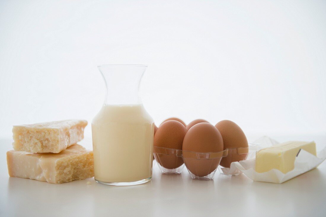 Stillleben mit Käse, Milch, Eiern & Butter