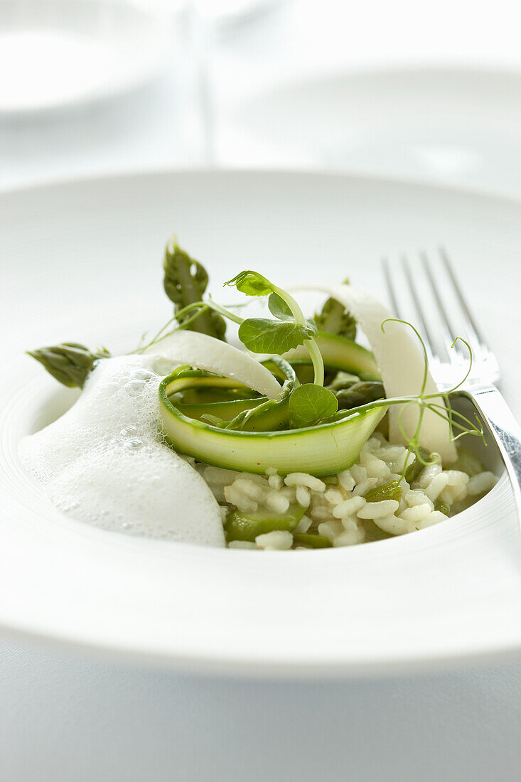 Rice with green asparagus, courgette and peas