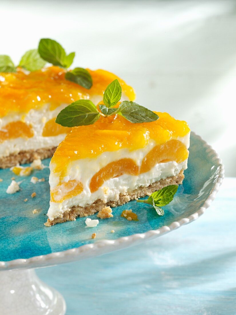 Pudding rice layer cake with apricots