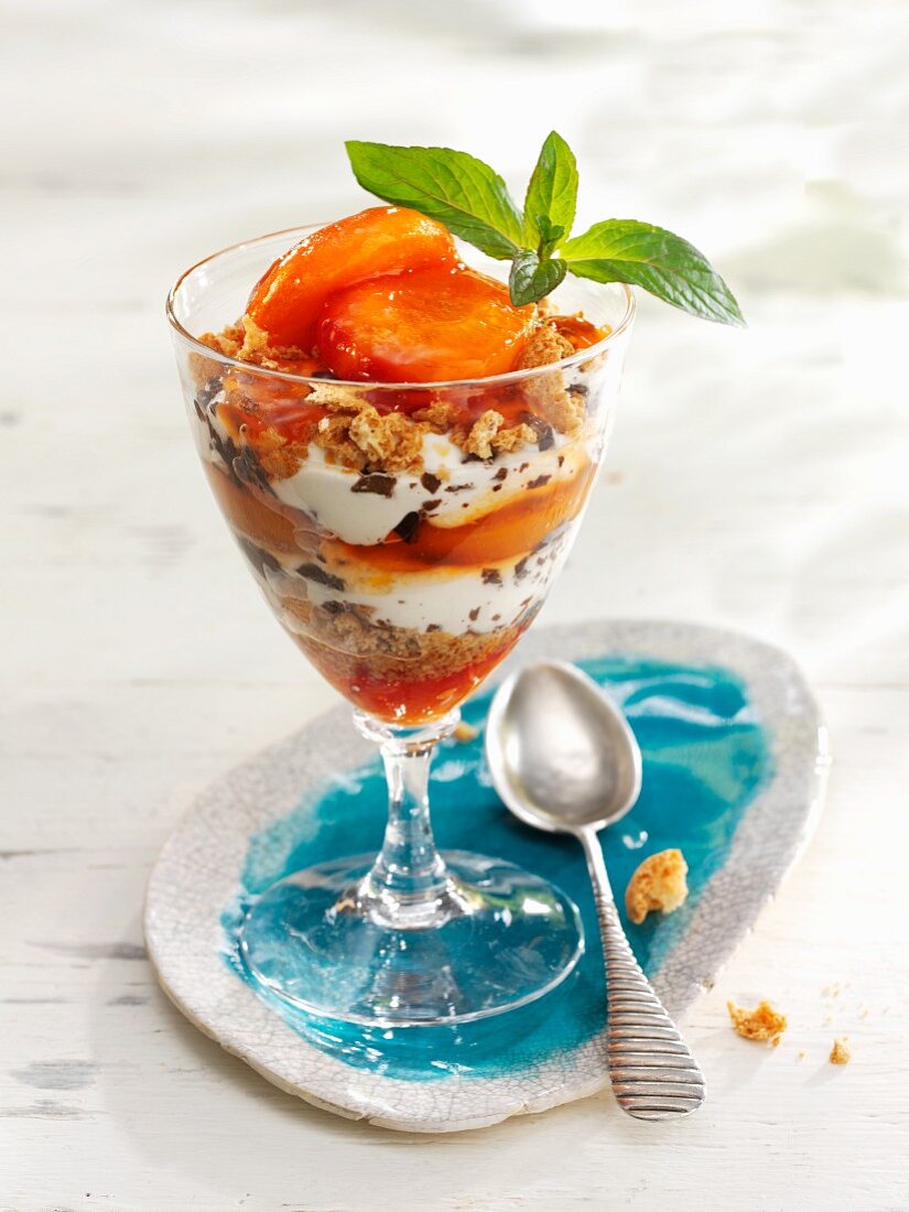 A layered dessert of apricots, yoghurt and caramel