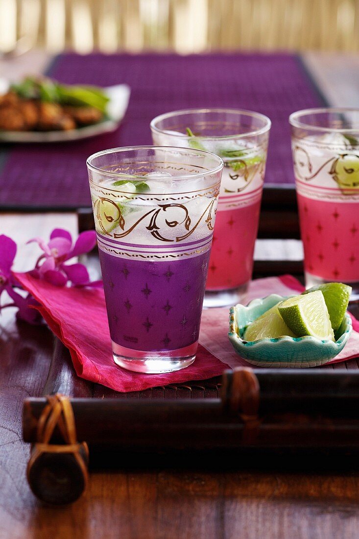Thai-Cocktails mit Minze & Eis in orientalischen Gläsern