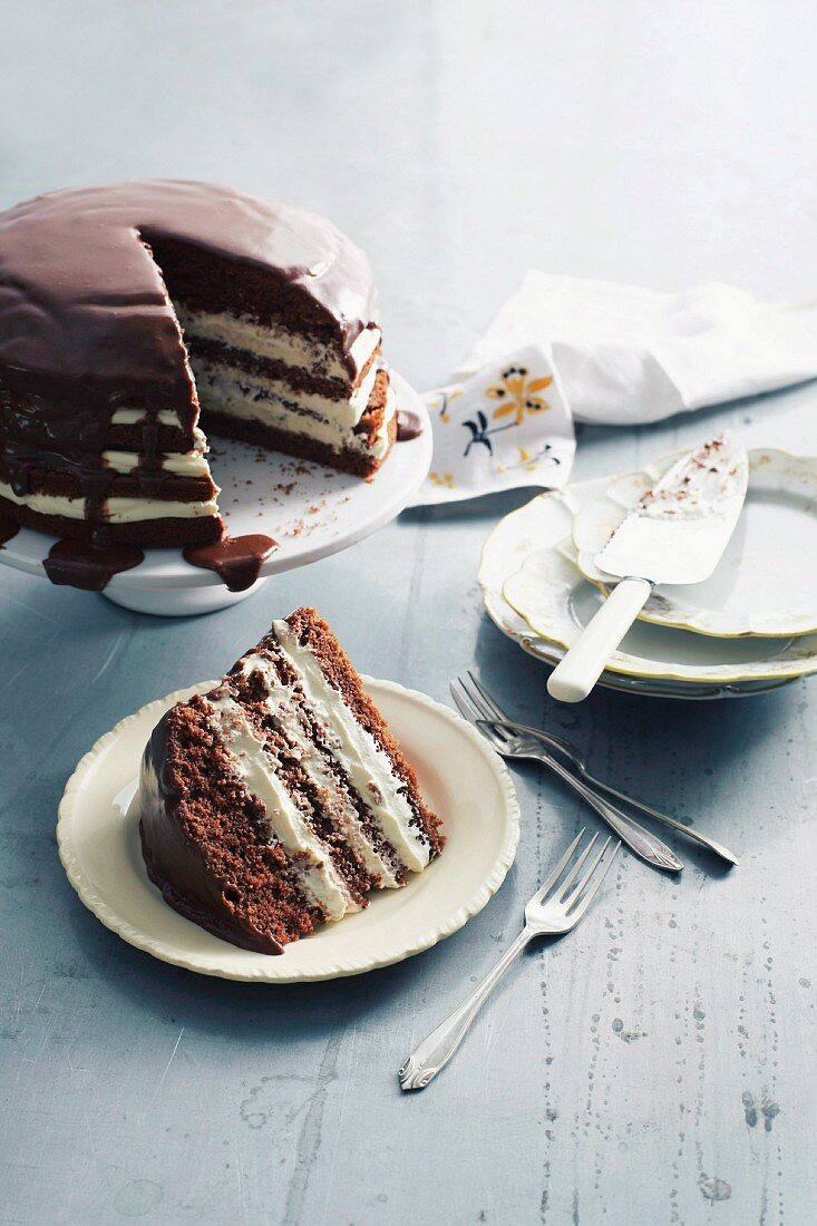 Schokoladenkuchen mit Sahnefüllung