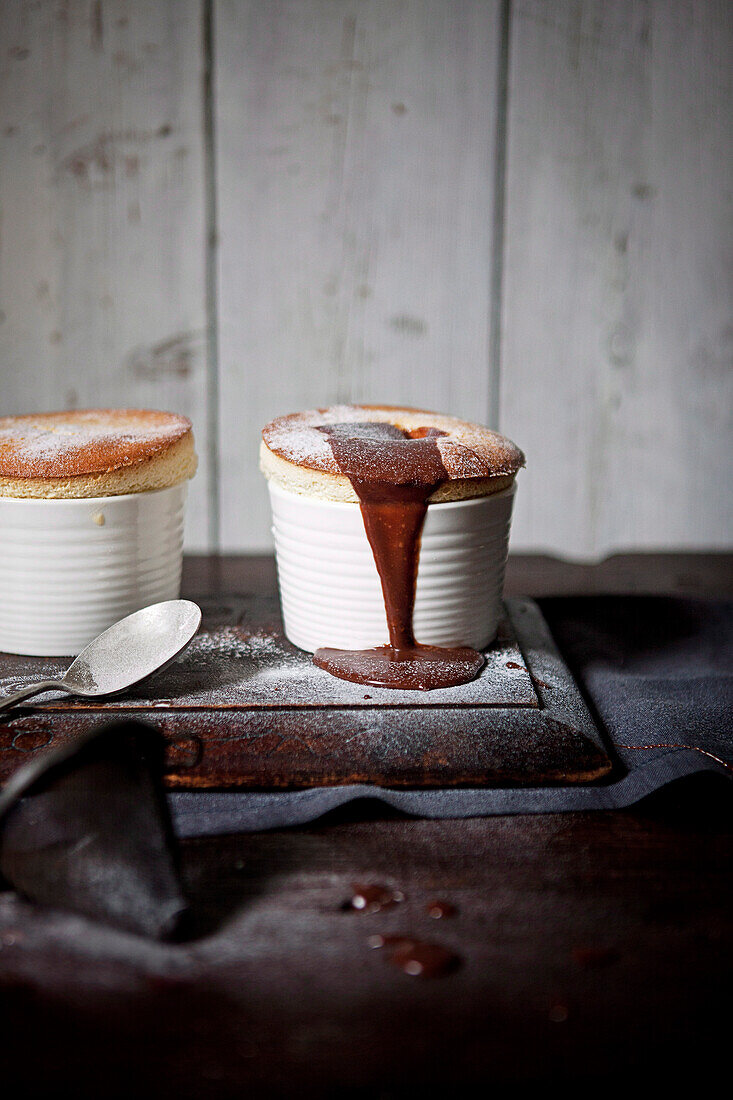 Weiße Schokoladensoufflés mit Milchschokoladensauce