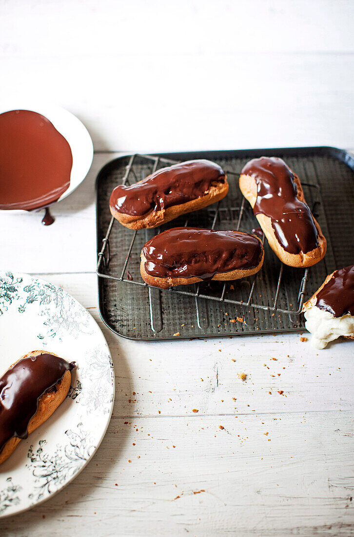 Schokoladen-Eclairs gefüllt mit weißer Schokoladencreme