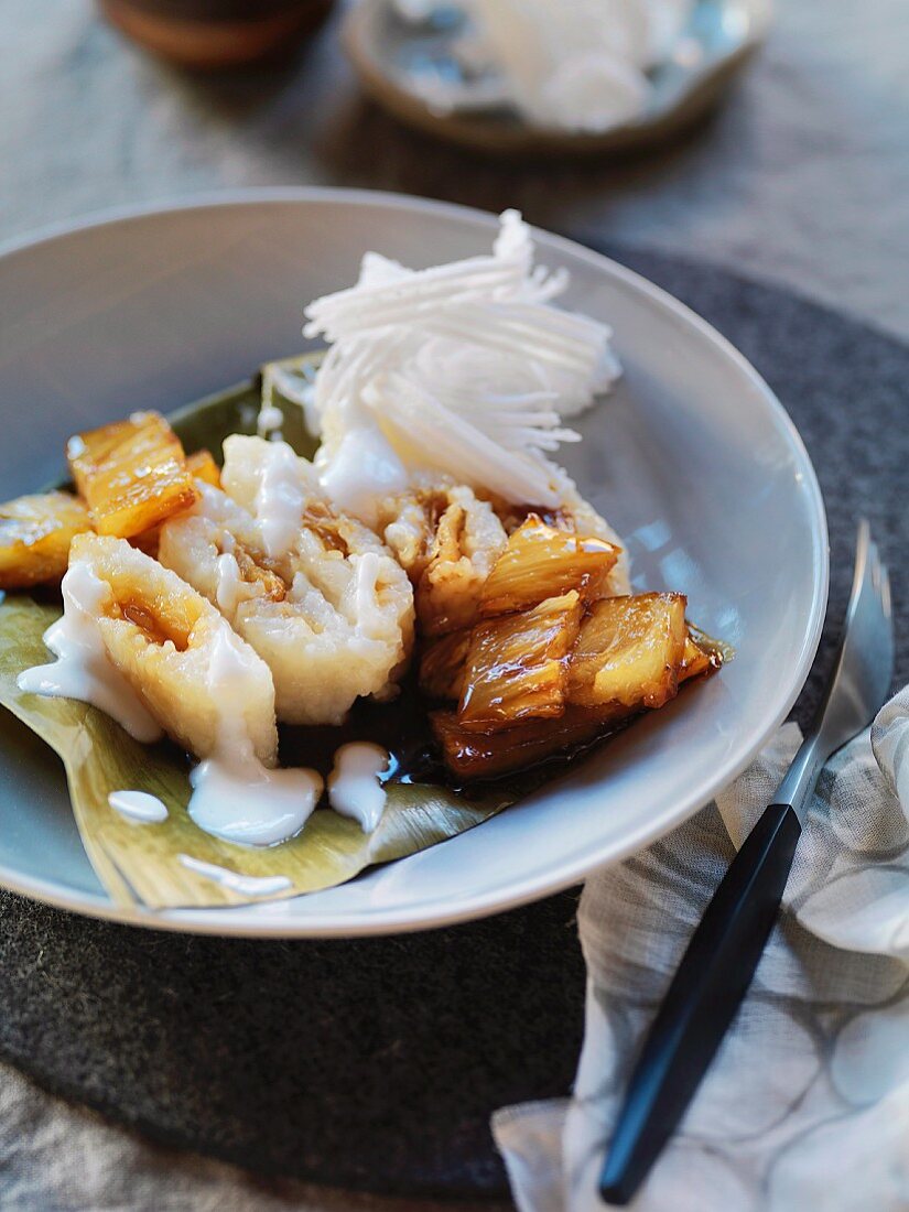 Stick rice pockets with caramelised pineapple and coconut cream