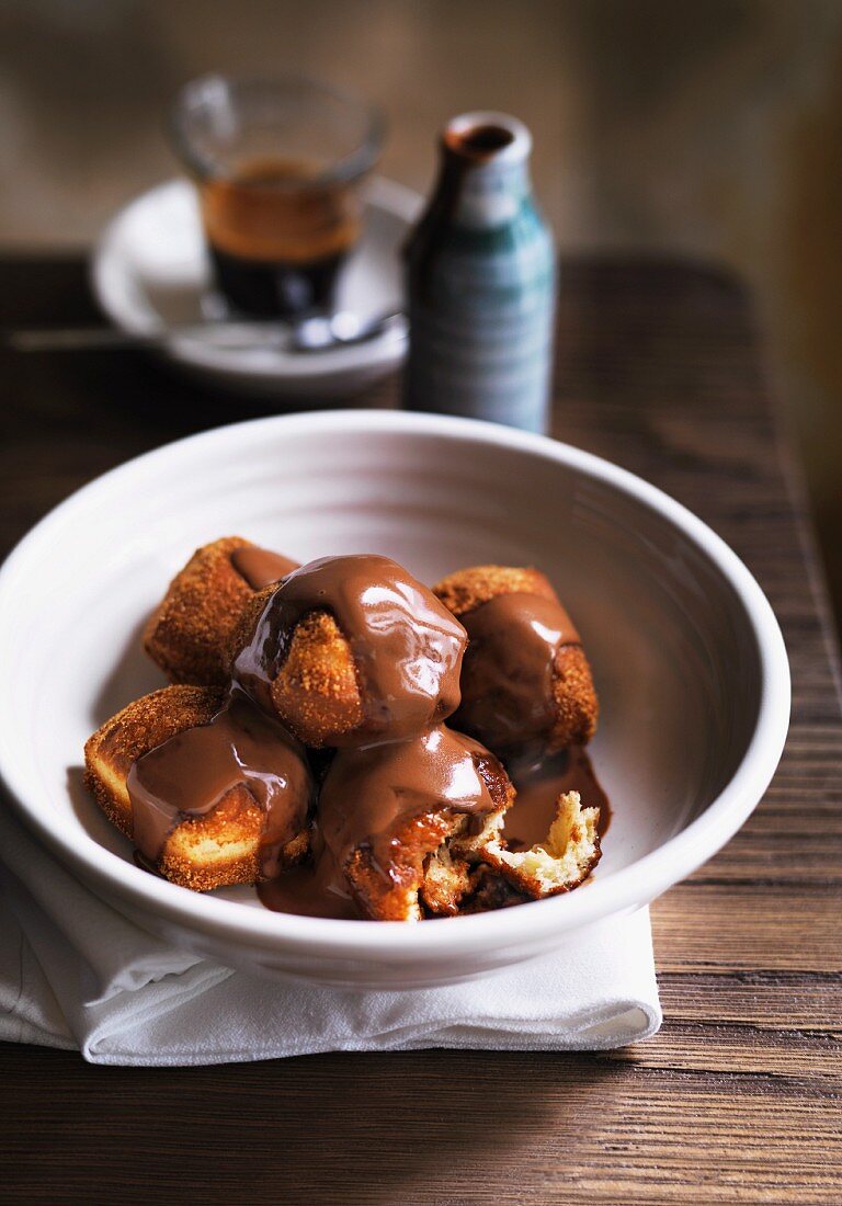 Doughnuts mit heißer Schokoladensauce