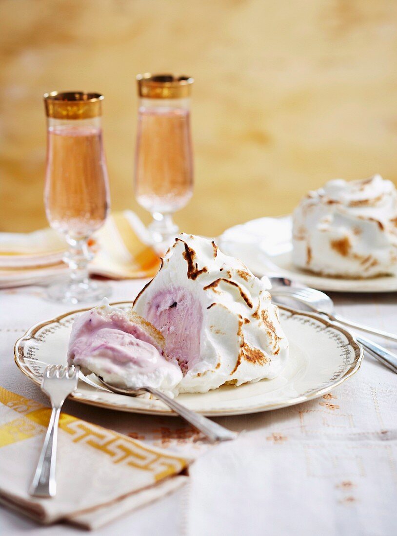 Baked Alaska (gebackenes Eis mit Baiser)