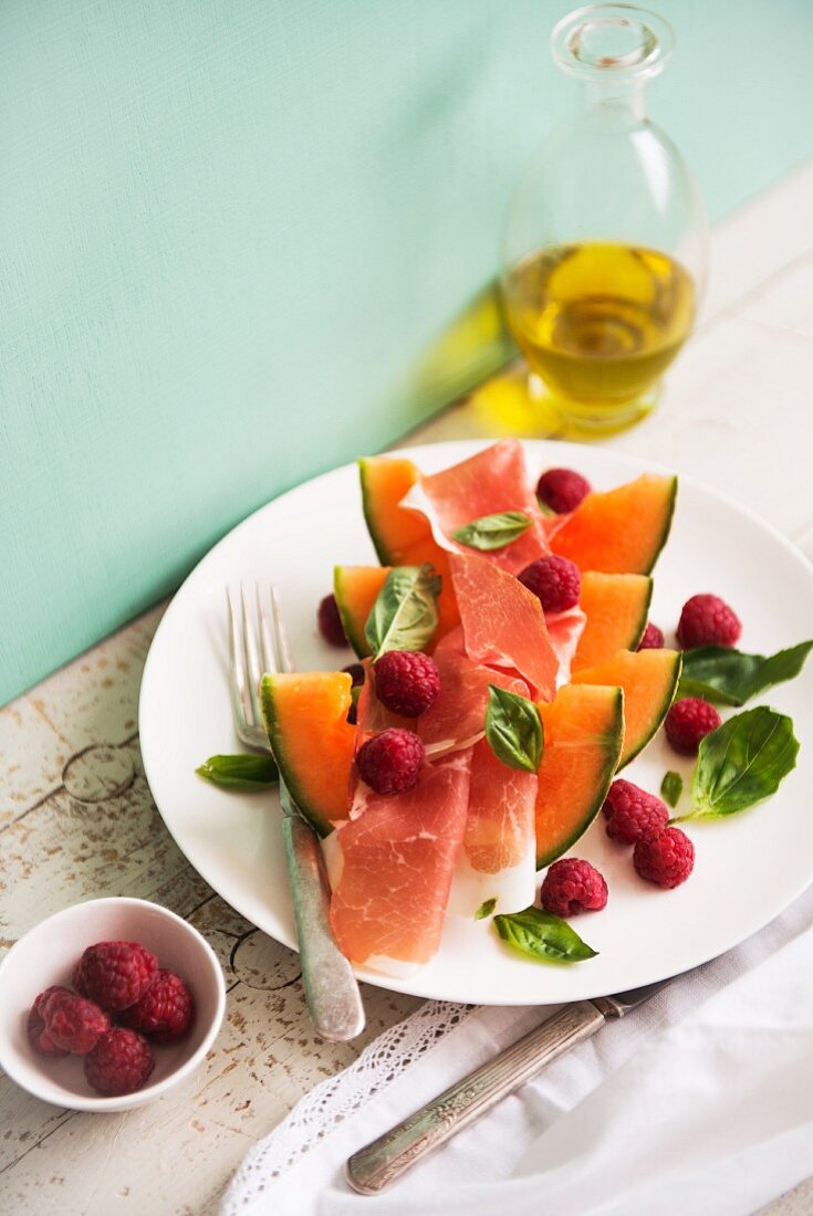 Melon with ham and raspberries