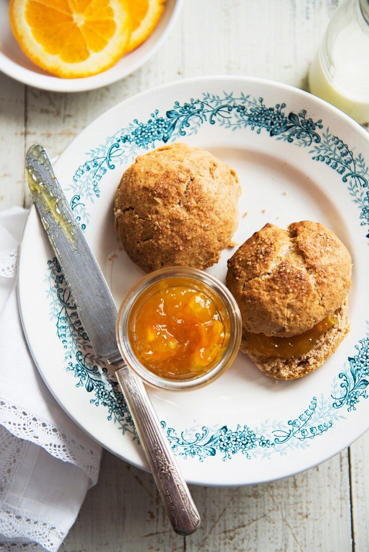 Bread rolls with marmalade