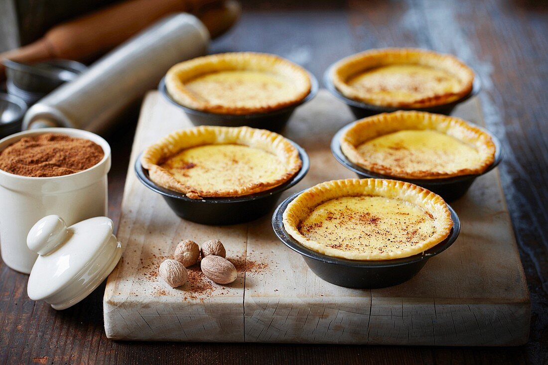 Custard tarts with nutmeg