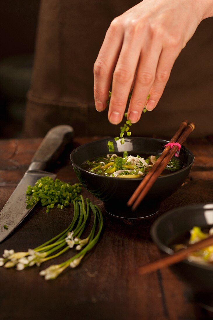 Chinesische Hühnersuppe zubereiten