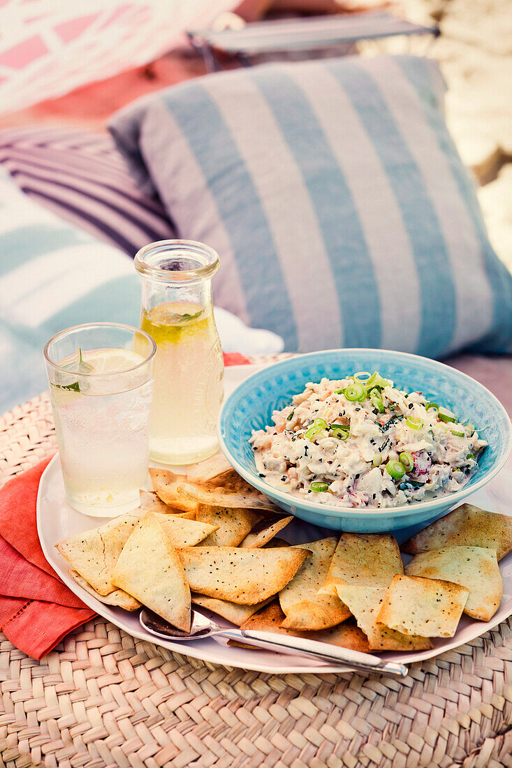 Krabbendip und Cracker mit Selleriesamen, dazu Zitronen-Basilikum-Cooler