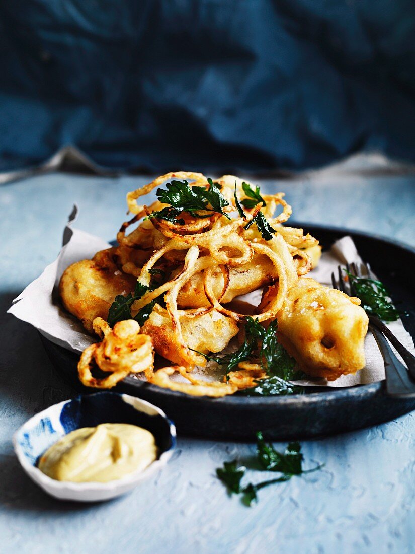 Fried skate with onion rings, parsley and curry remoulade