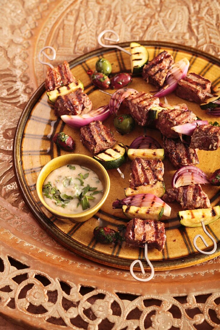 Gegrillte türkische Fleischspiesse mit Zucchini und Zwiebeln
