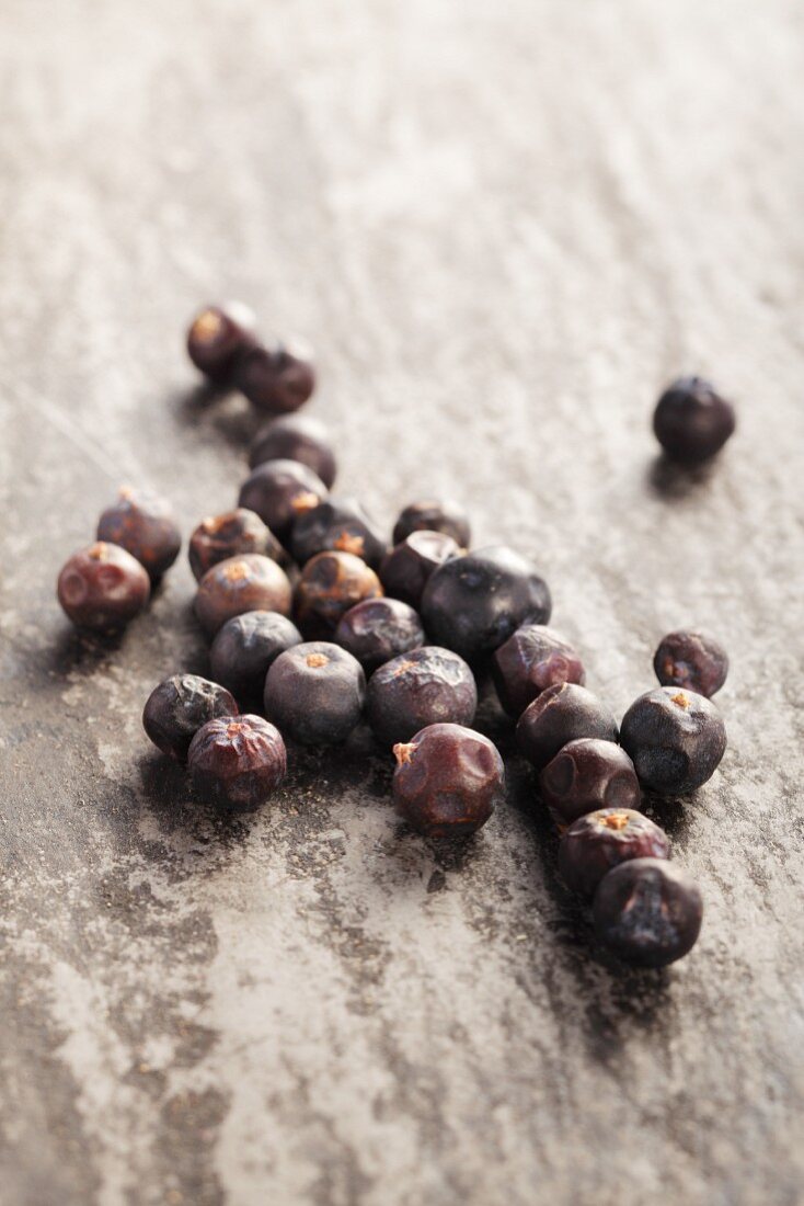 Wacholderbeeren auf grauem Untergrund