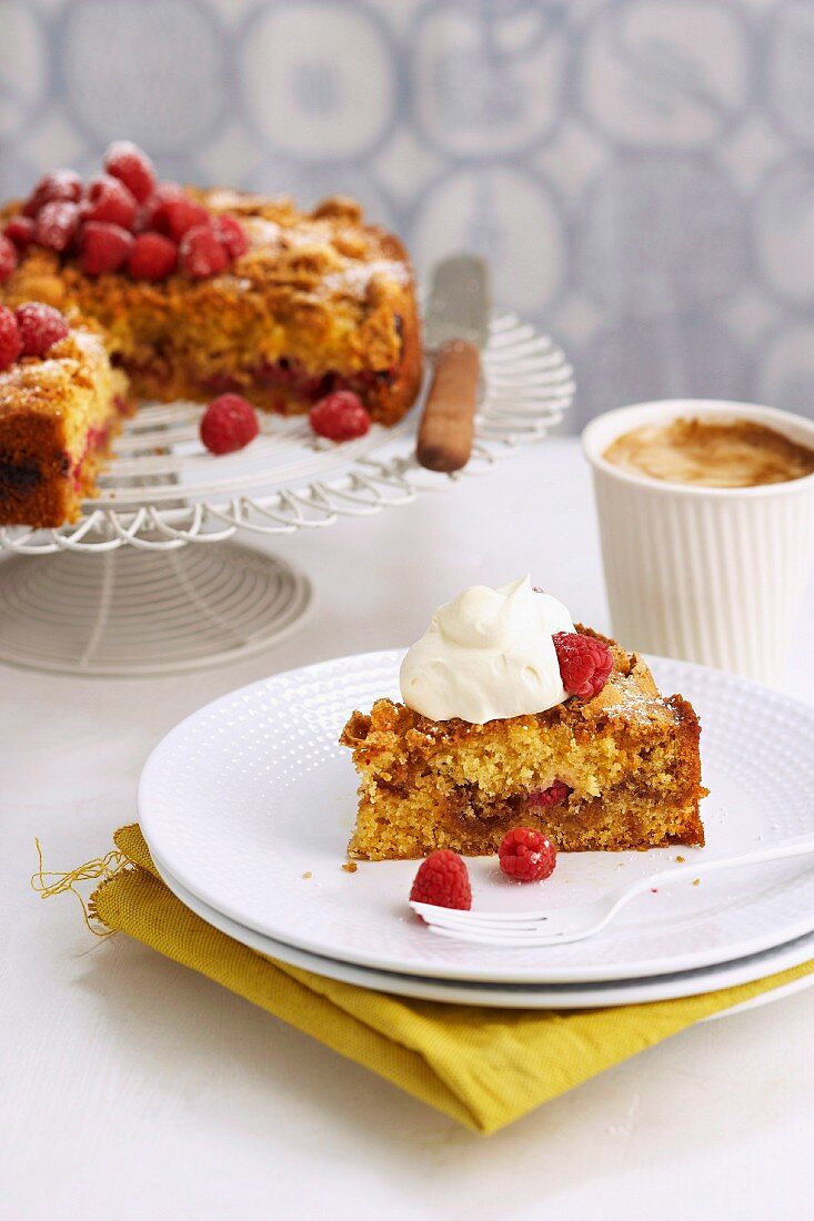 Raspberry cake with Amaretti and cream