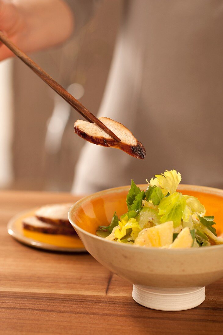 Ananassalat mit Hähnchenbrust und Staudensellerie