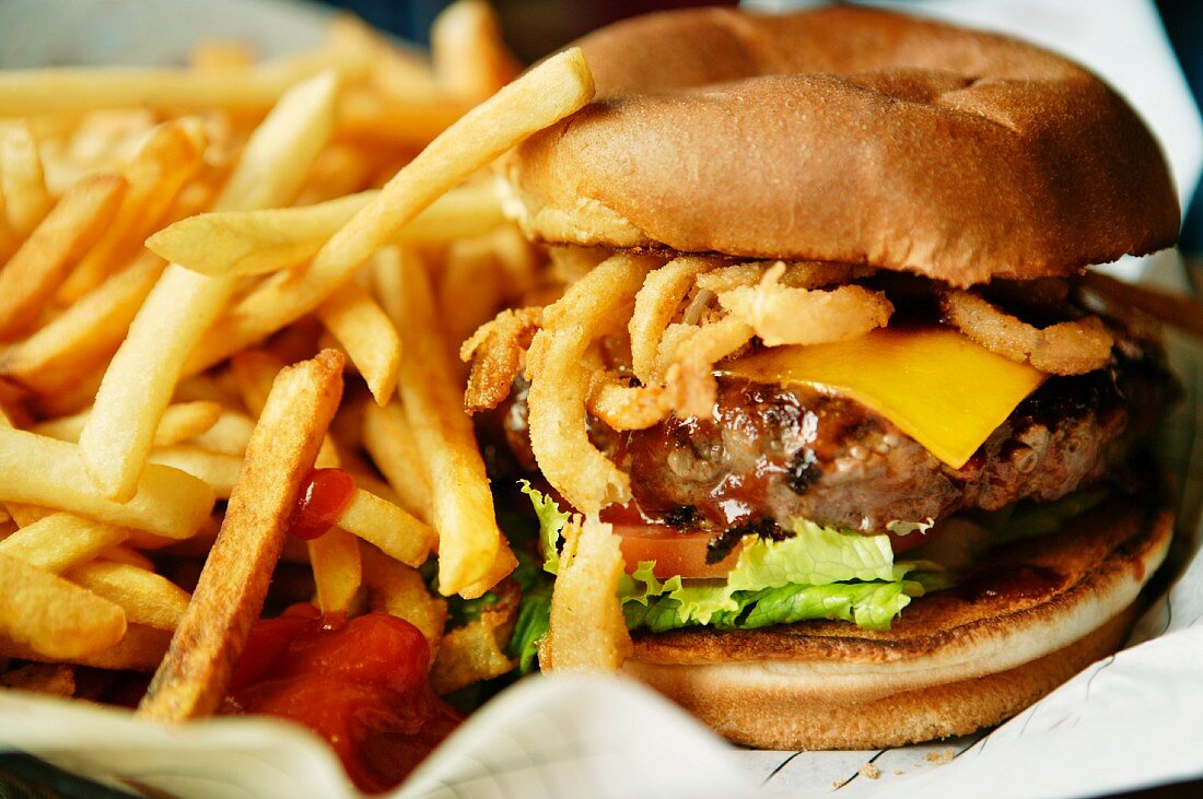 Cheeseburger mit Pommes frites und Ketchup