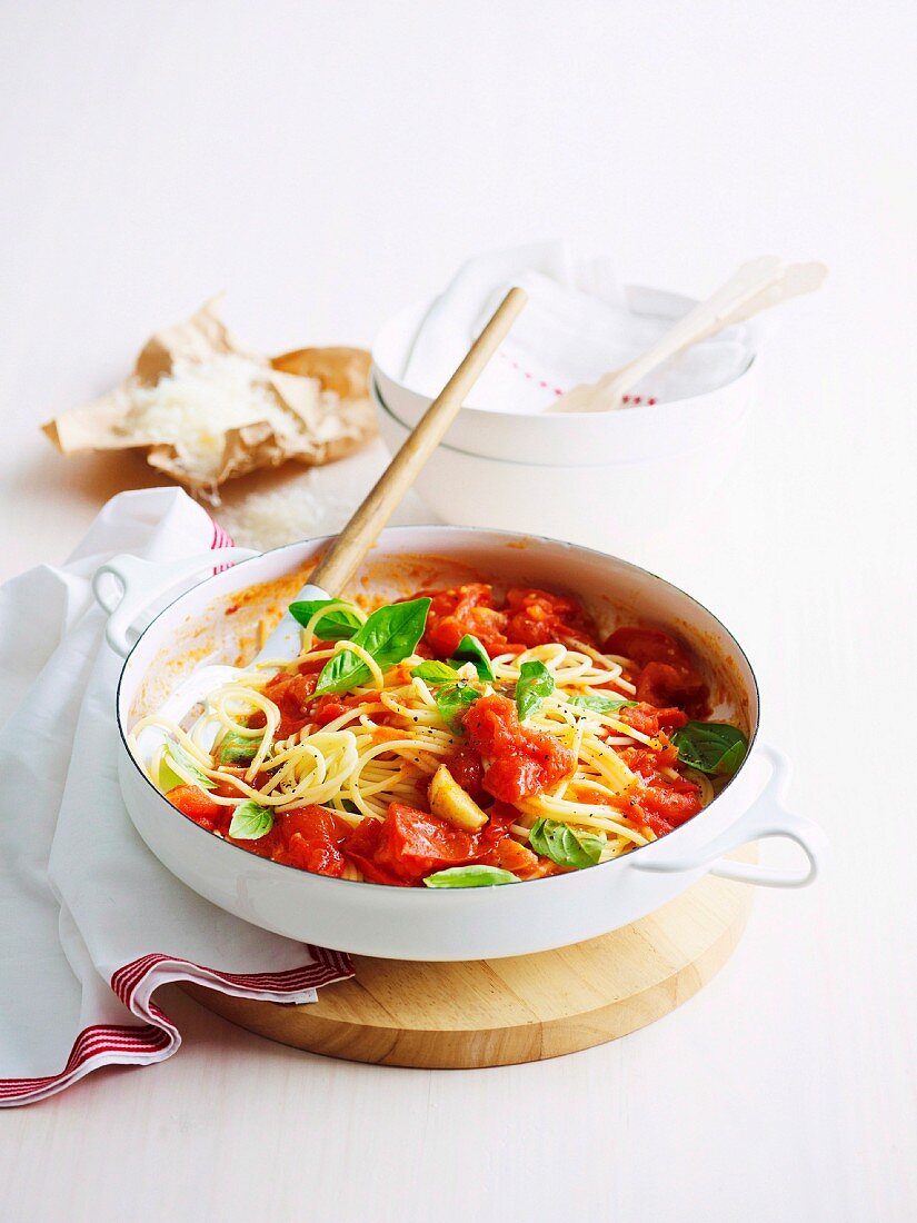 Spaghetti with fresh tomatoes and basil
