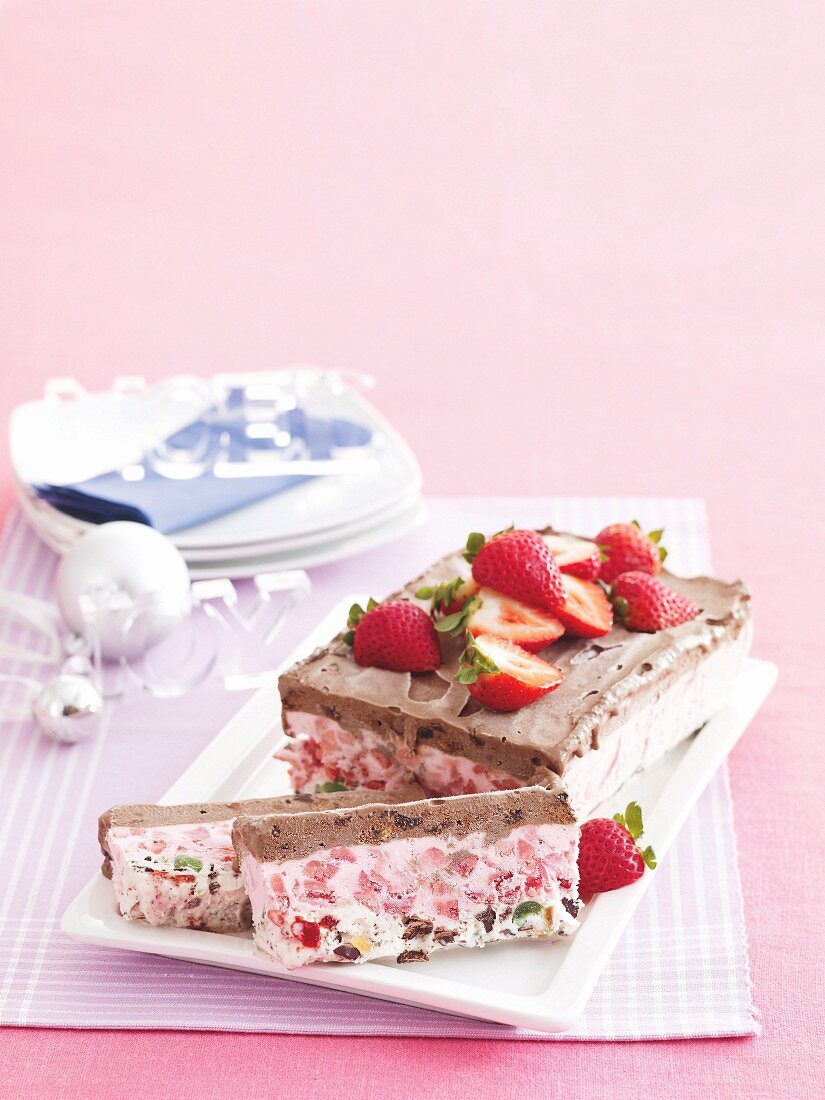 Geschichteter Eiskuchen mit Erdbeeren zu Weihnachten