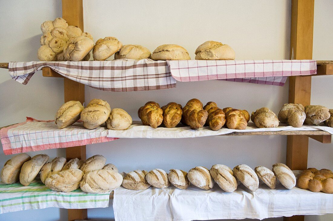 Verschiedene Brotsorten in einer ländlichen Bäckerei, Graubünden, Schweiz