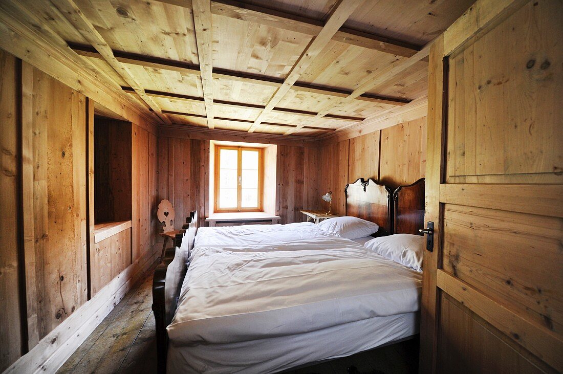 Schlichtes Schlafzimmer in einem Chalet