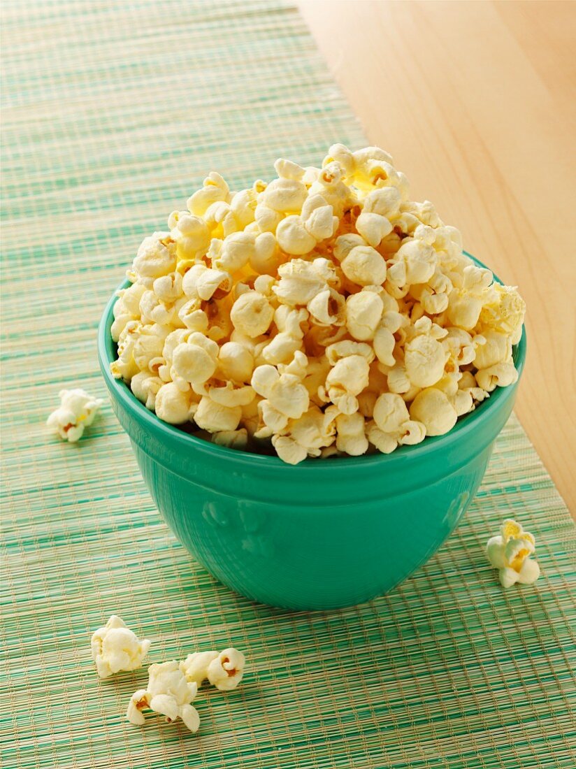 Schüssel Popcorn mit weißem Cheddar