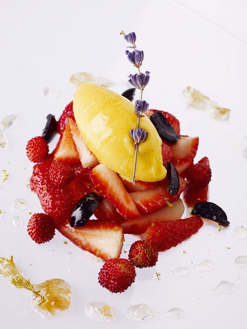 Strawberry salad with olives, mango ice cream and lavender