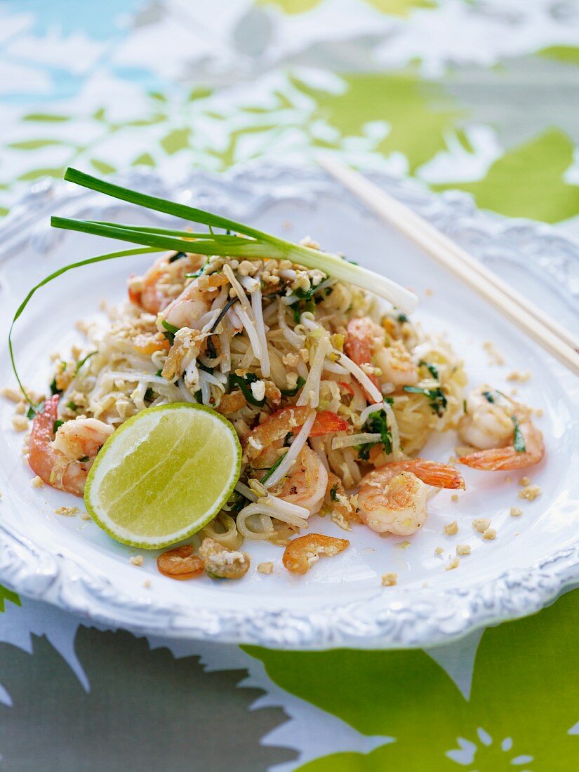 Pad Thai (pfannengerührte Nudeln mit Garnelen, Thailand)