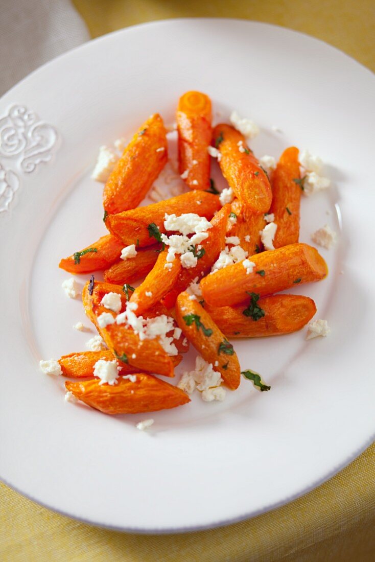 Geröstete Karotten mit Feta und Petersilie