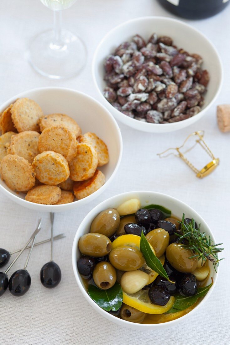 Oliven, Käsecracker und Salzmandeln